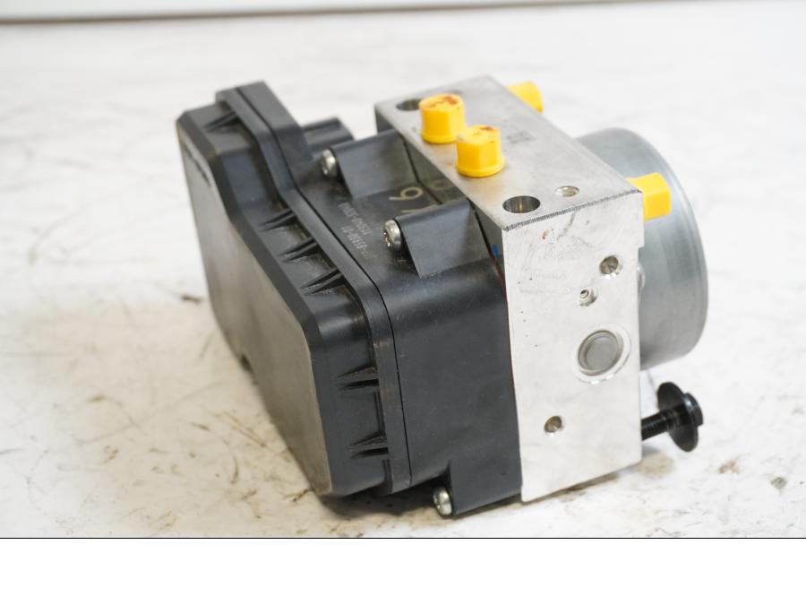 Baksidan på ABS Modulator från en Yamaha X-Max 250 -2012 scooter.