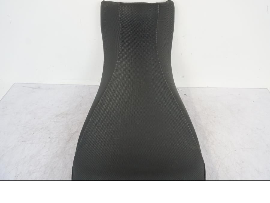 Vänster sida på Sadel från en Triumph Tiger -2009 motorcykel.