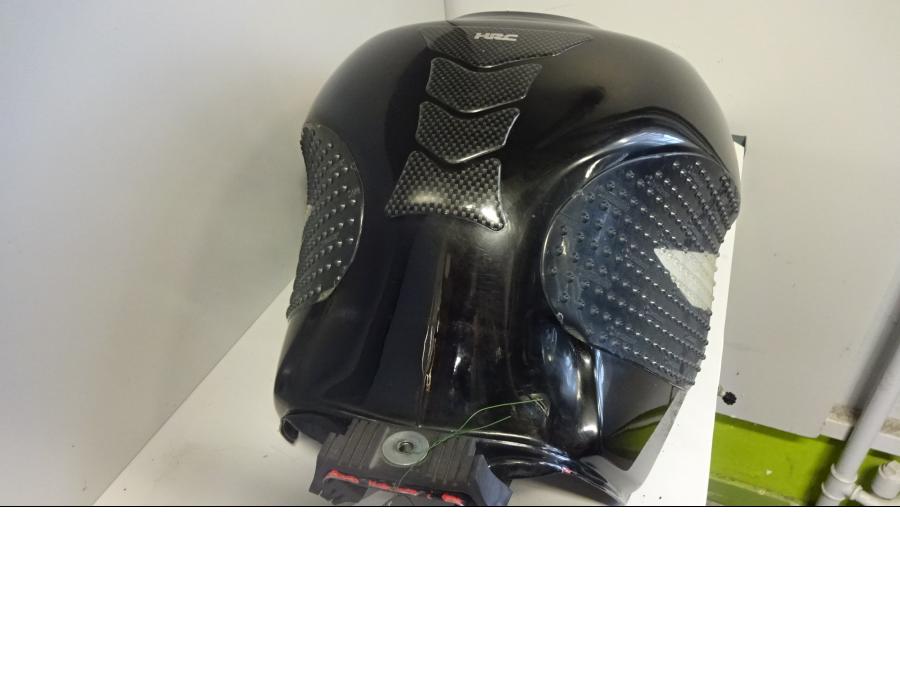 Vänster sida på Bensintank från en Honda CBR 900 RR -2000 motorcykel.