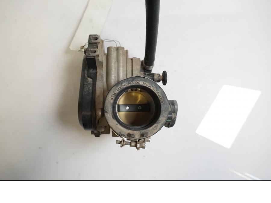 Framsidan på Spjällhus från en Husaberg 390 FE -2012 motorcykel.