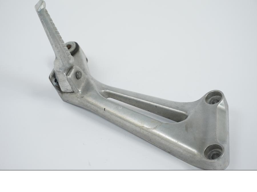 Vänster sida på Fotpinnefäste från en Honda VTR 1000 F -1999 motorcykel.