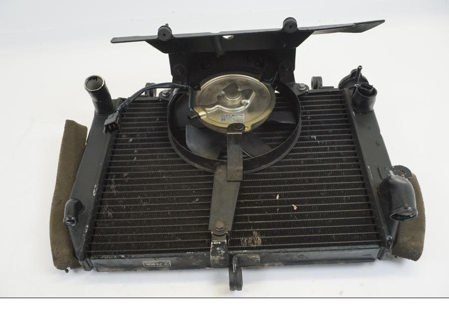 Snett uppifrån på Vattenkyl från en Yamaha YZF R6 -1999 motorcykel.