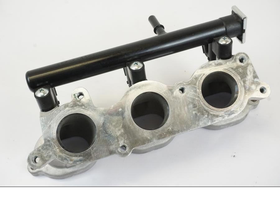 Höger sida på Fuel Rail från en Triumph Trident -2021 motorcykel.