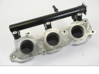 Höger sida på Fuel Rail från en Triumph Trident -2021 motorcykel.