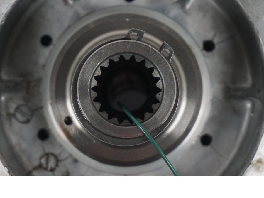 Snett nerifrån på Kopplingskorg från en H-D Softail Standard FXST -2001 motorcykel.