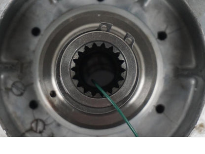 Snett nerifrån på Kopplingskorg från en H-D Softail Standard FXST -2001 motorcykel.