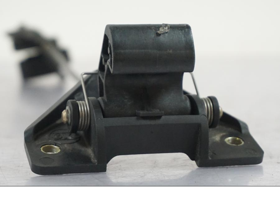 Snett nerifrån på Sadellåsmekanism från en BMW R 1200 R -2007 motorcykel.