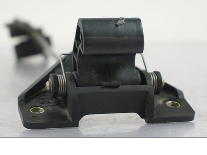 Snett nerifrån på Sadellåsmekanism från en BMW R 1200 R -2007 motorcykel.