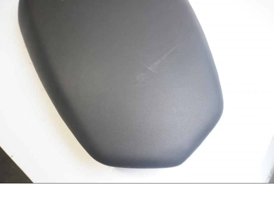 Baksidan på Sadel från en BMW F 800 R -2011 motorcykel.