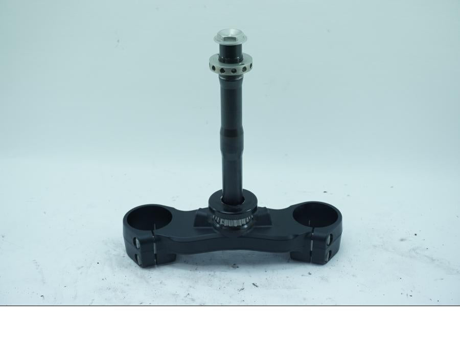 Baksidan på Gaffelkrona från en KTM 1190 Adventure -2014 motorcykel.