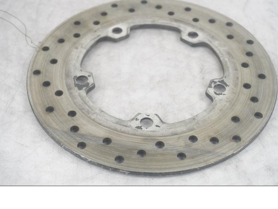 Framsidan på Bromsskiva från en Yamaha YZF R6 -2003 motorcykel.