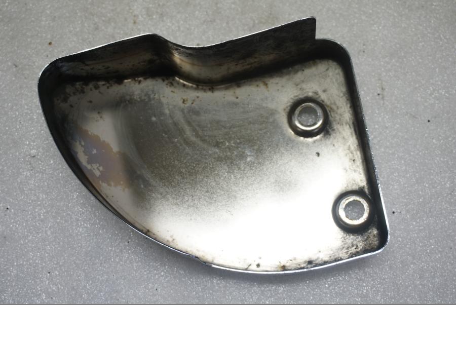 Snett nerifrån på Dekorkåpa från en Suzuki VL 800 -2004 motorcykel.