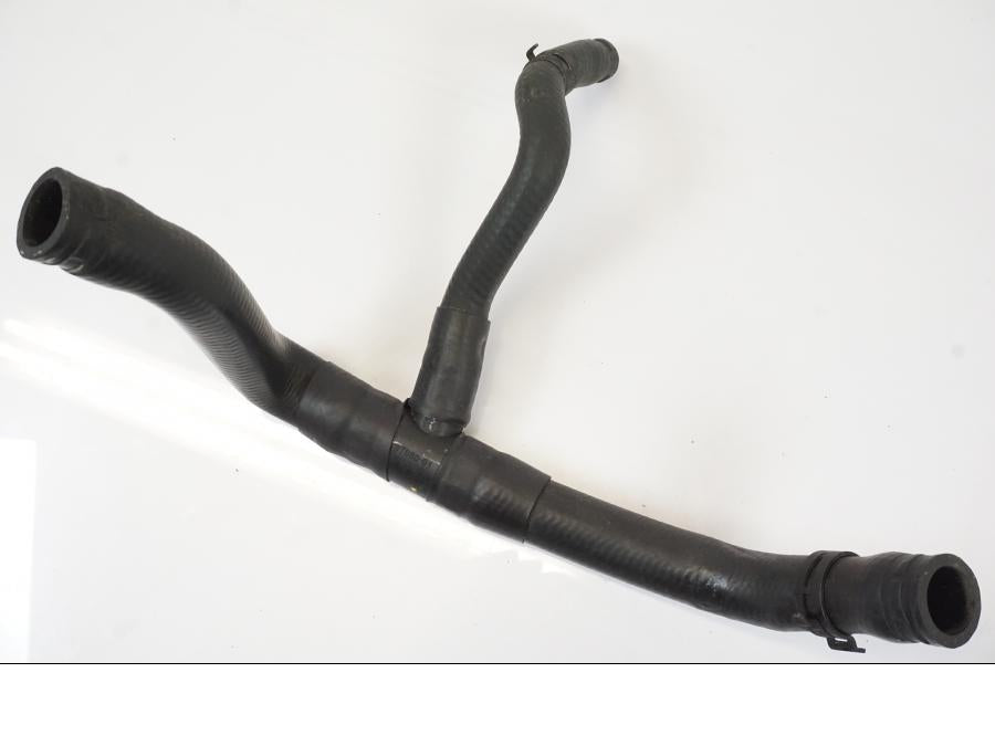 Snett nerifrån på Vattenkyl Slang Set från en Triumph Trident -2021 motorcykel.