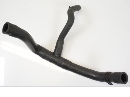 Snett nerifrån på Vattenkyl Slang Set från en Triumph Trident -2021 motorcykel.