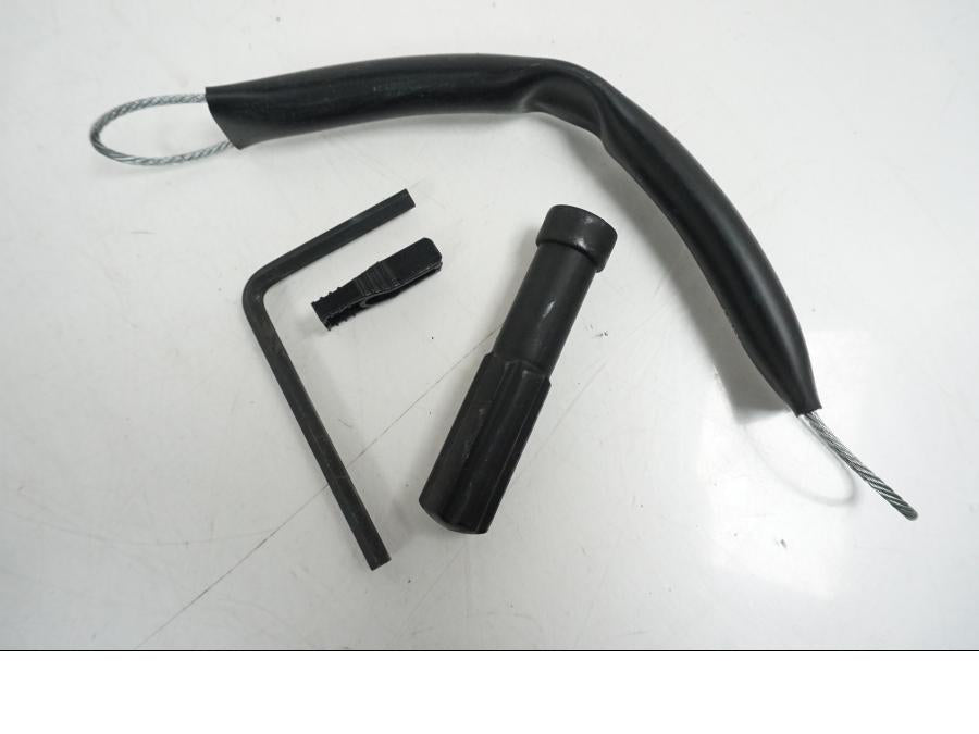 Höger sida på Verktyg från en Honda CB 650 F Hornet -2017 motorcykel.