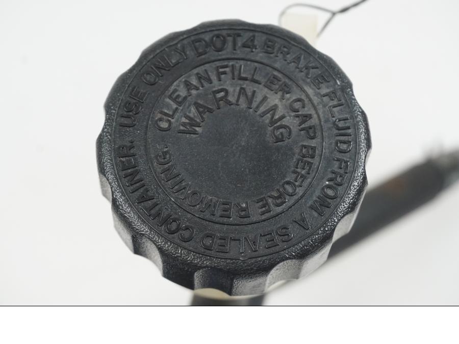 Vänster sida på Bromsvätskebehållare från en Yamaha XJ 900 -1997 motorcykel.