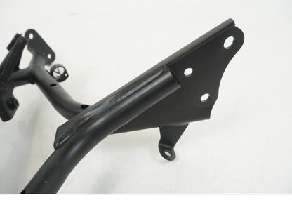 Snett nerifrån på Toppkåpstag från en Kawasaki ER-6F -2016 motorcykel.