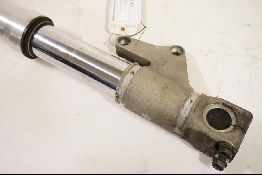 Vänster sida på Gaffelben från en Ducati Monster 620 -2004 motorcykel.