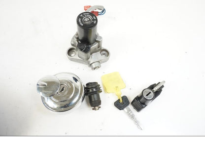 Framsidan på Låssats från en Yamaha XVS 1100 -2004 motorcykel.