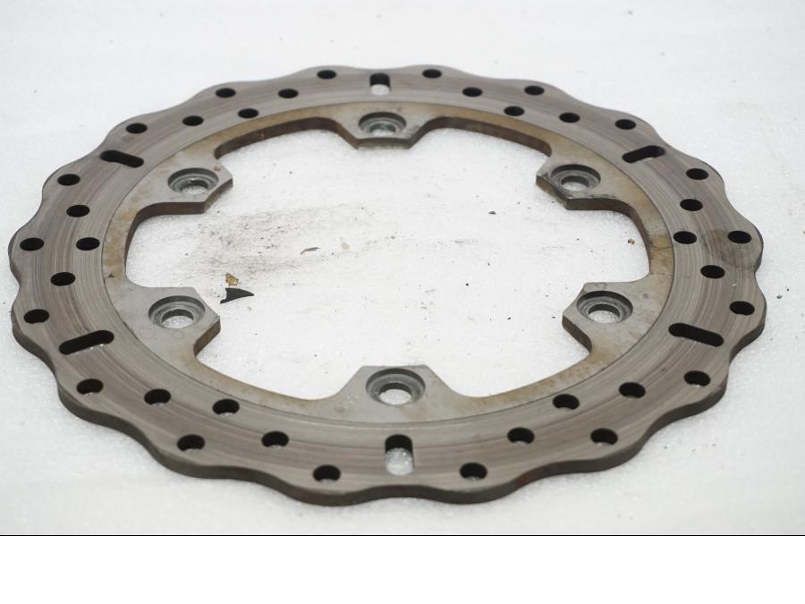 Framsidan på Bromsskiva från en Suzuki GSX 1300 BK -2008 motorcykel.