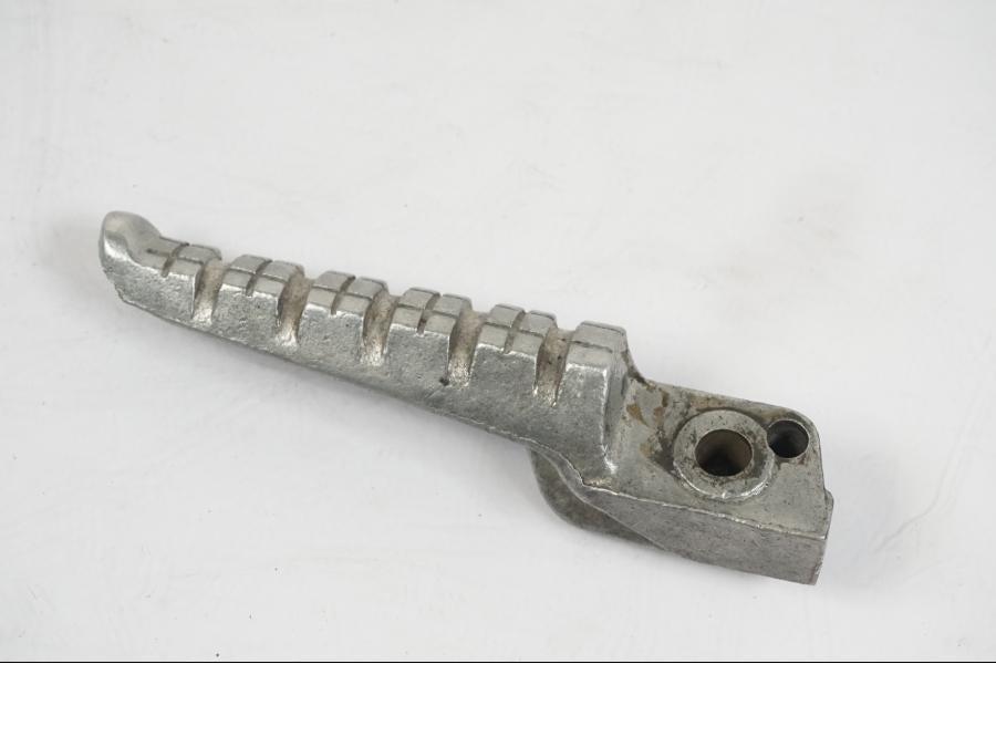 Snett nerifrån på Fotpinne från en Aprilia RS 125 -2000 motorcykel.