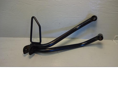 Framsidan på Fotpinnefäste från en Yamaha YZF-R 125 -2012 motorcykel.