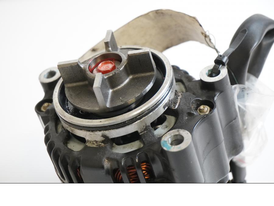 Baksidan på Generator från en Kawasaki ZZR 1200 -2002 motorcykel.