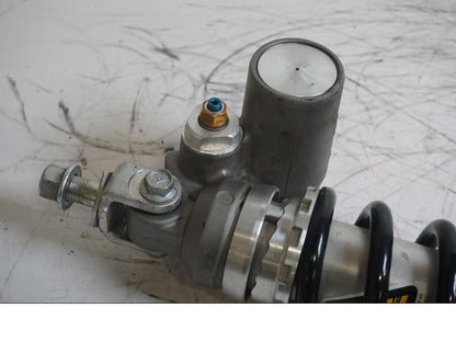 Baksidan på Stötdämpare från en Yamaha YZF R6 -2011 motorcykel.