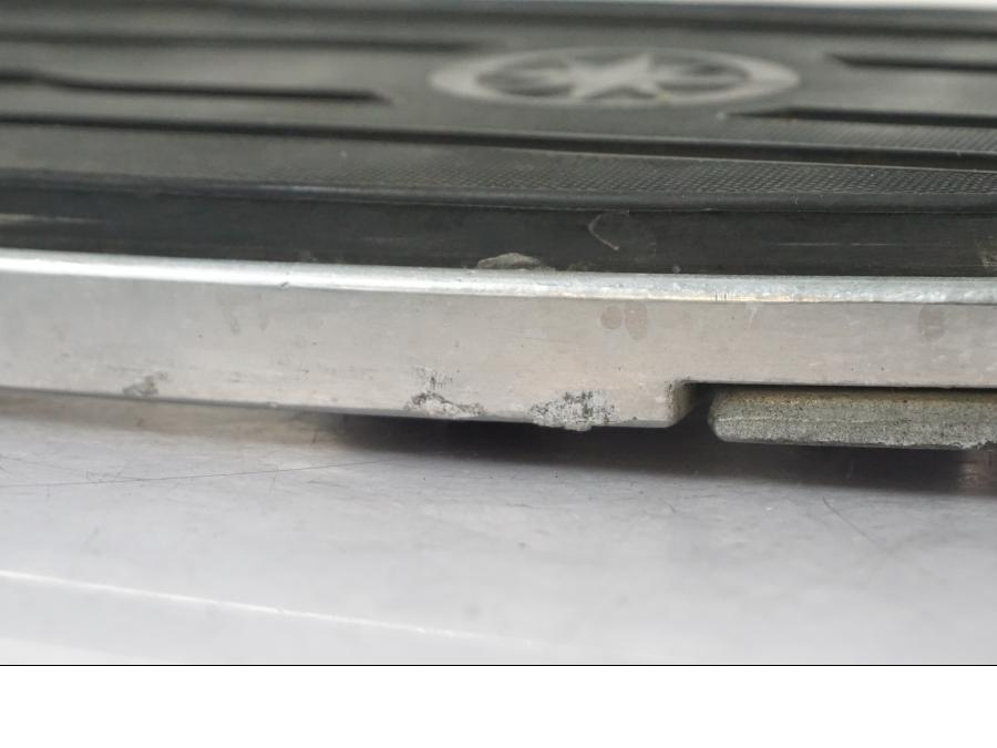 Höger sida på Fotplatta från en Yamaha XVS 1100 -2004 motorcykel.