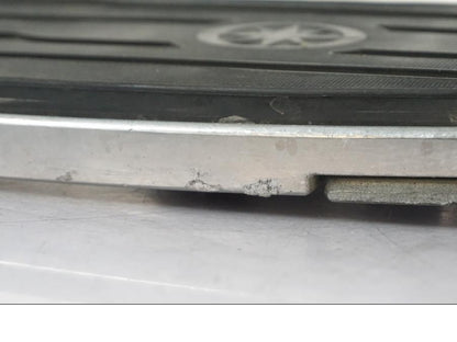 Höger sida på Fotplatta från en Yamaha XVS 1100 -2004 motorcykel.