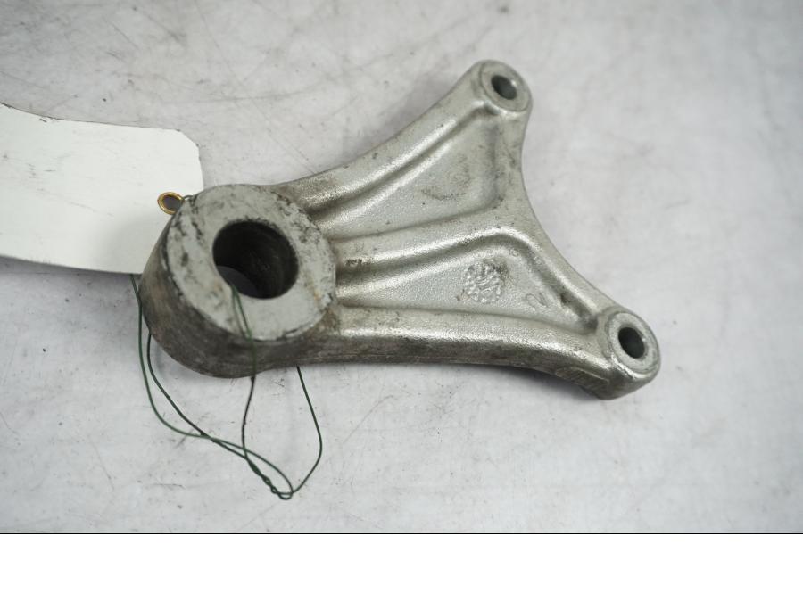 Vänster sida på Bromsoksfäste från en Suzuki GS 500 -2004 motorcykel.