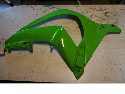 Framsidan på Sidkåpa från en Kawasaki ZX-10R -2011 motorcykel.