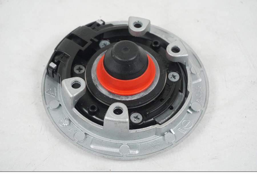 Snett nerifrån på <p>Låssats från BMW F 800 S 2007.</p>

<p>Tanklock, 1st nyckel, tändningslås och låscylinder.</p> motorcykel.