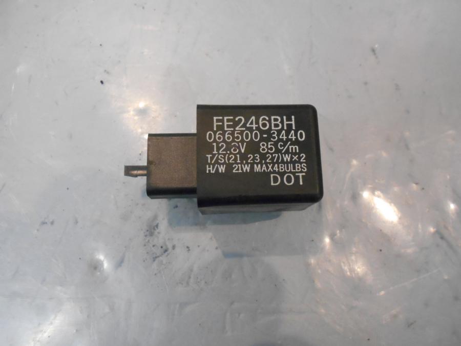 Framsidan på Blinkersrelä från en Kawasaki VN 800 -1997 motorcykel.