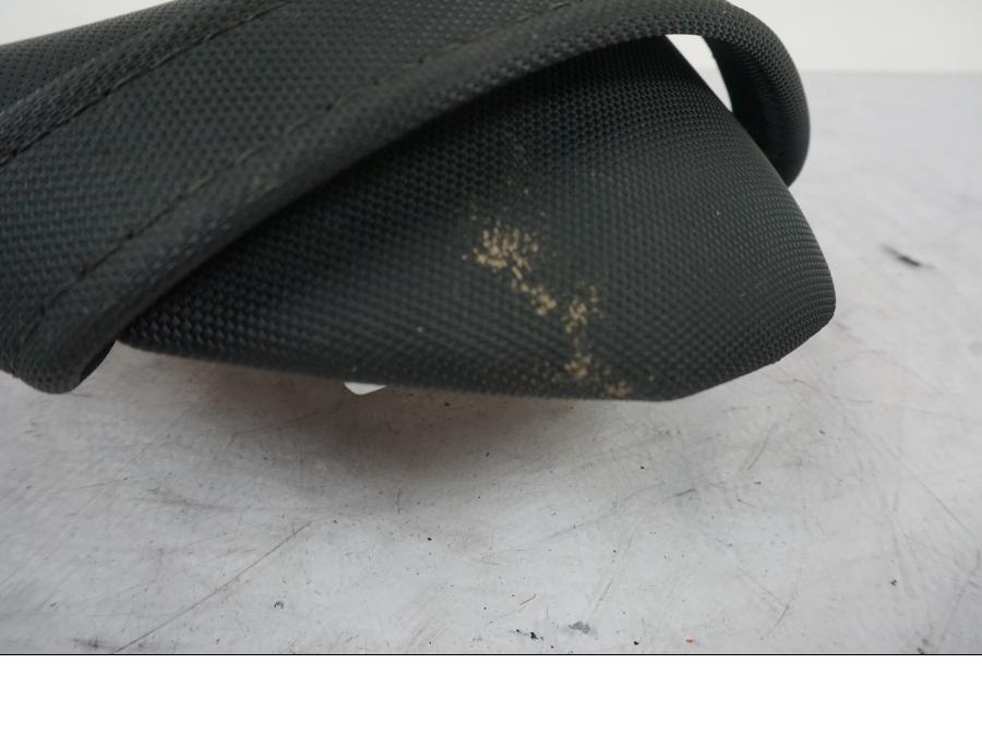 Snett nerifrån på Sadel från en Kawasaki Z 800 -2014 motorcykel.