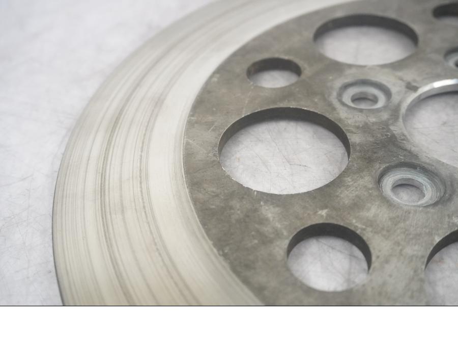 Baksidan på Bromsskiva från en H-D Softail Heritage Classic FLSTC/I -1995 motorcykel.