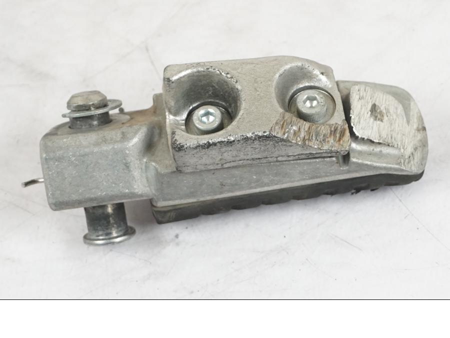 Vänster sida på Fotpinne från en Kawasaki Z 900 -2019 motorcykel.