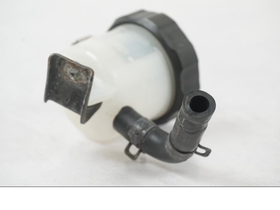 Snett uppifrån på Bromsvätskebehållare från en Suzuki SV 650 S -2005 motorcykel.