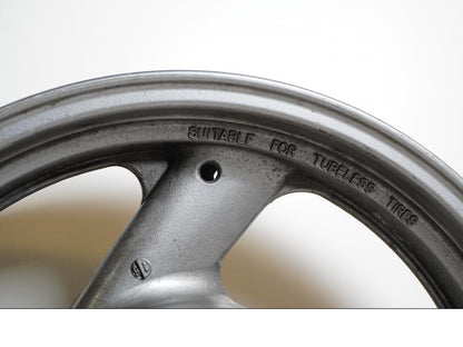 Snett uppifrån på Fälg från en Yamaha FJ 1200 -1989 motorcykel.