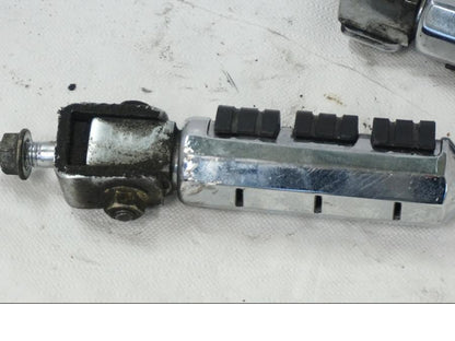 Vänster sida på Fotpinnesats från en Kawasaki VN 1500 -1996 motorcykel.