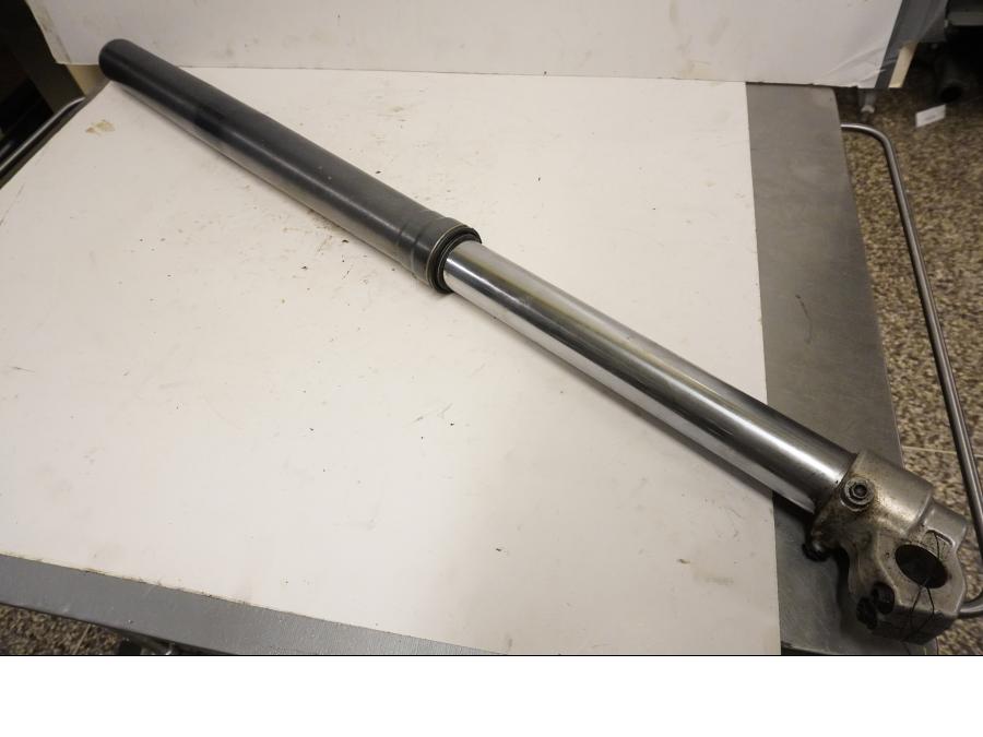 Framsidan på Gaffelben från en KTM 625 SC SM -2002 motorcykel.