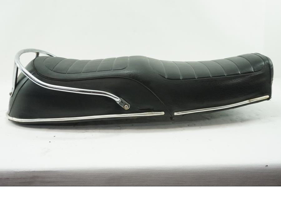 Framsidan på Sadel från en BMW R 90 -1975 motorcykel.