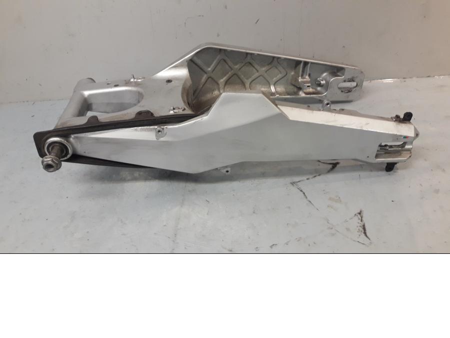 Baksidan på Sving från en Honda ADV 750 -2017 motorcykel.