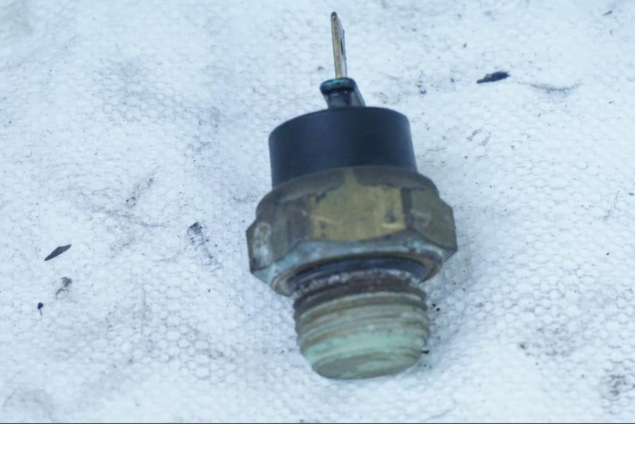 Framsidan på Vattenkylgivare från en Honda XL 600 V -1994 motorcykel.