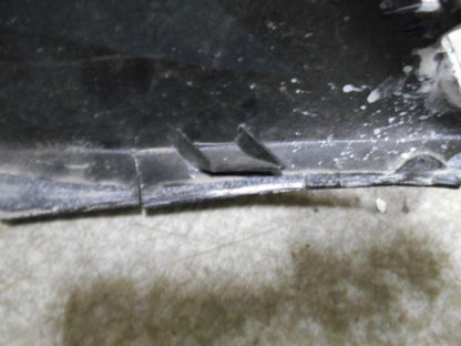 Snett nerifrån på <p>Bakvinge höger från Honda CBR 900 RR 1999.</p>

<p>Spricka baktill se bild.</p> motorcykel.