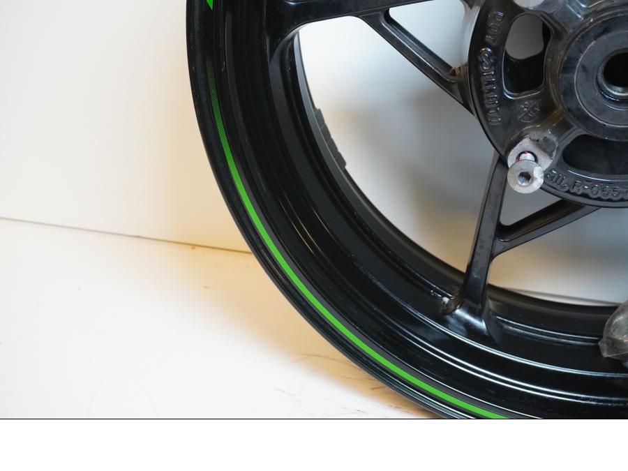 Snett uppifrån på Fälg från en Kawasaki Z 900 -2017 motorcykel.