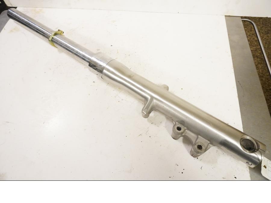 Framsidan på Gaffelben från en Kawasaki VN 1500 Classic Tourer -2000 motorcykel.