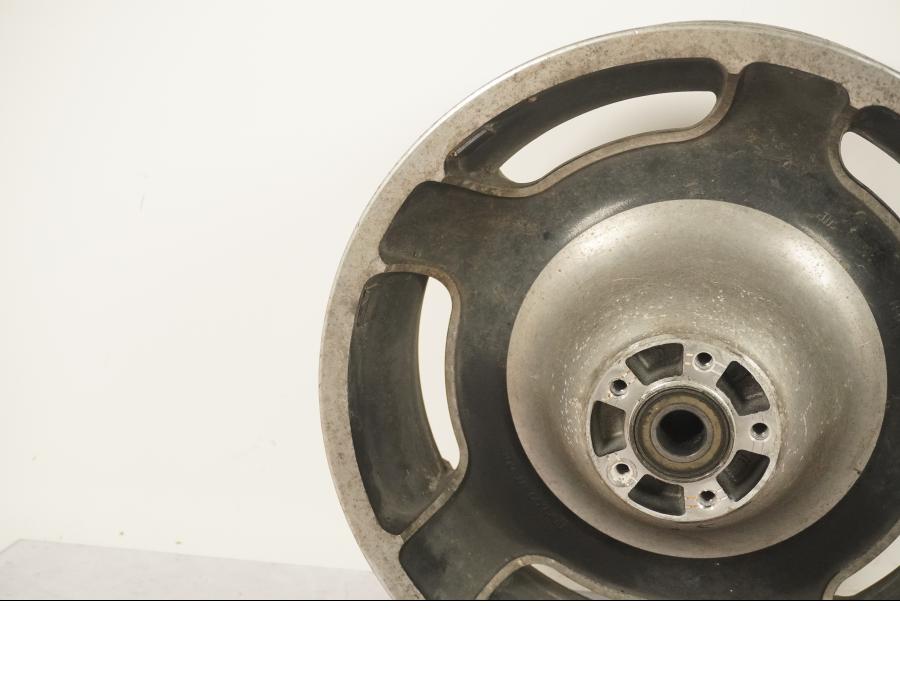 Snett nerifrån på Fälg från en H-D Touring Street Glide FLHX -2009 motorcykel.