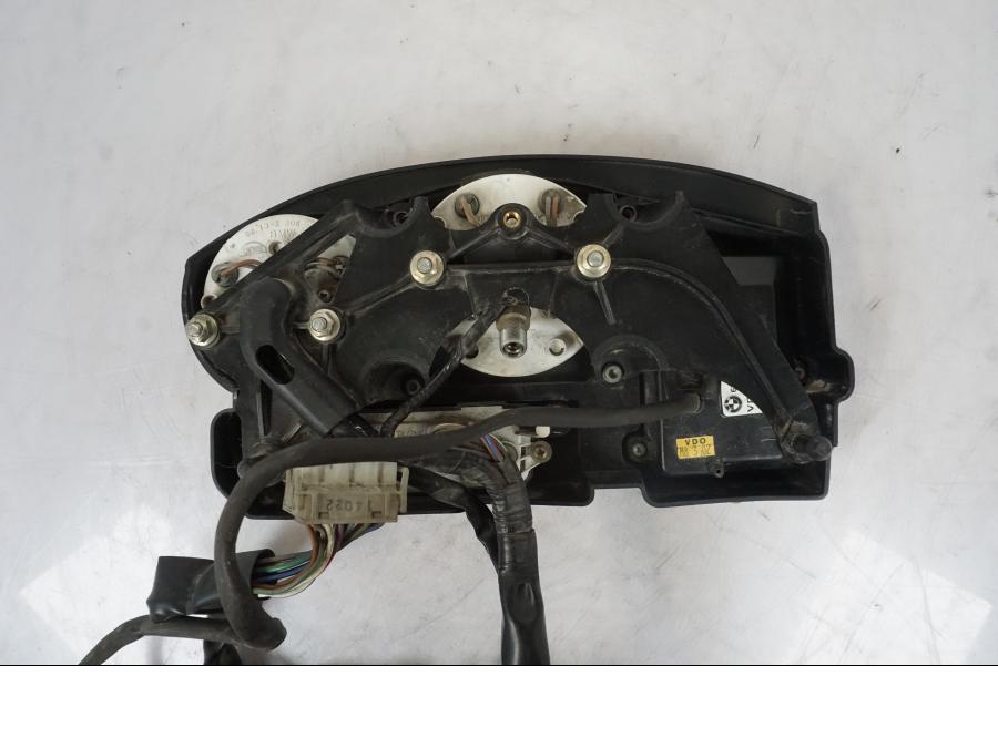 Snett uppifrån på Instrumentpanel från en BMW R 1150 GS -2002 motorcykel.