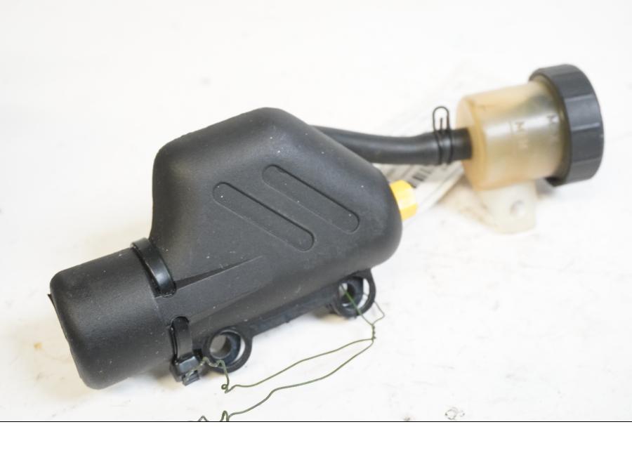 Baksidan på Bromshuvudcylinder från en KTM 625 Duke II -2002 motorcykel.